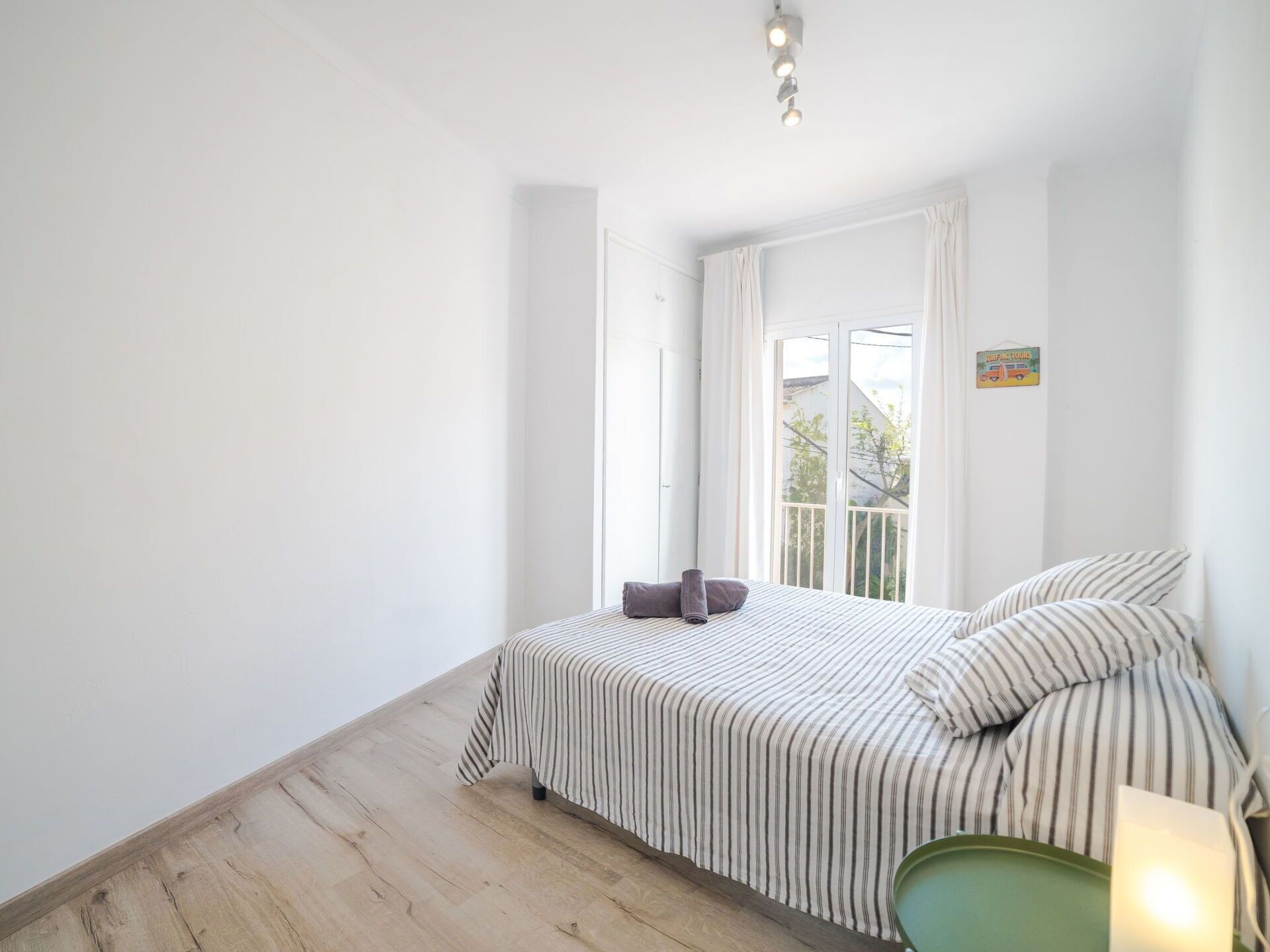 Une chambre à coucher avec un lit, une fenêtre et une vue sur l’extérieur.