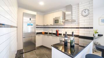 Een magnetron, een oven, een vaatwasser, een broodrooster