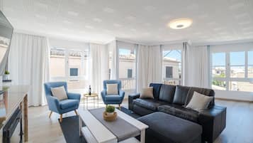 Een televisie en een open haard