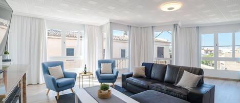 Een televisie en een open haard