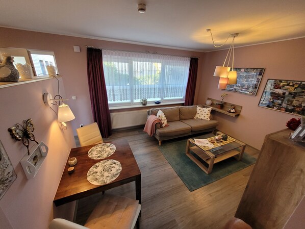 Fernseher, DVD-Player, Bücher, Stereoanlage