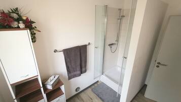 Dusche, Haartrockner, Handtücher, Seife