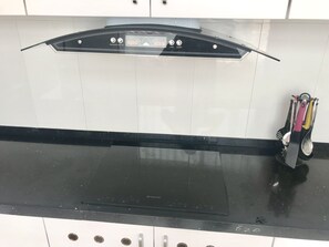 Køleskab, mikrobølgeovn, ovn, kaffe-/temaskine