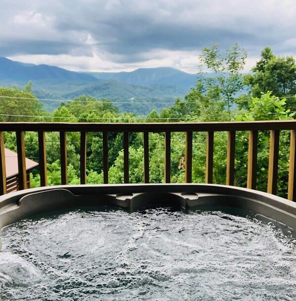 Outdoor spa tub - Stunning Views Of Mt. LeConte/Near DwTn Gatlinburg (Gatlinburg)