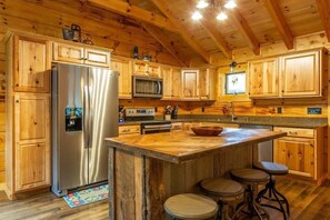 Fridge, microwave, oven, stovetop - On Roaring Fork Stream/1 Mile To DwTn Gatlinburg (Gatlinburg)