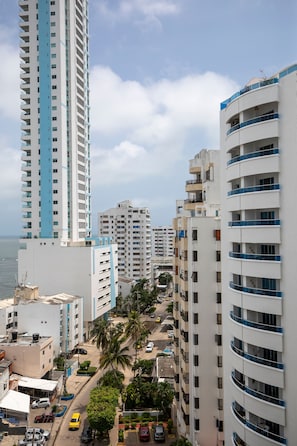 Un edificio alto con varios balcones y vista al mar.