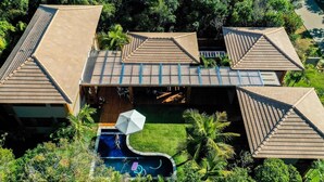 A modern house with a swimming pool, surrounded by lush greenery. - Retreat with Full Club and Cook (Praia do Forte)