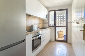 Een koelkast, een microgolfoven, een oven, een vaatwasser