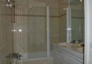 Baignoire, sèche-cheveux, serviettes fournies, papier toilette