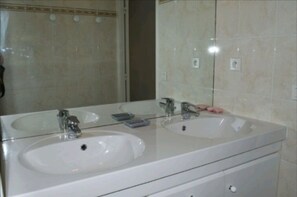 Baignoire, sĂšche-cheveux, serviettes fournies, papier toilette