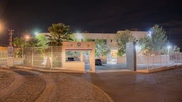 Vista frontal de la propiedad