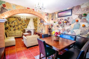 ห้องเบสิก | สิ่งอำนวยความสะดวกในครัวส่วนกลาง | ตู้เย็นขนาดใหญ่, ไมโครเวฟ, เตาอบ, เตาประกอบอาหาร