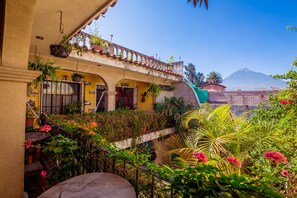 Terrace/patio - Hotel Doña Maria (Antigua Guatemala)
