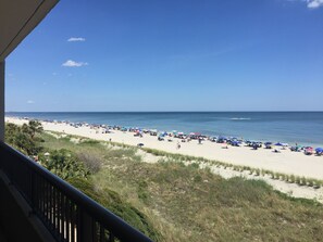 On the beach - Beautiful Sunrise & Sunset View from a 28' Balcony-3 BR unit with 2 King rooms (North Myrtle Beach)