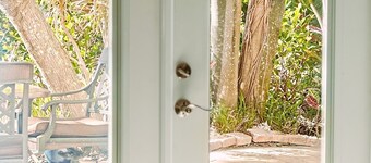 NOUVELLE LISTE!! MARCHE DE 5 MINUTES À LA PLAGE, À MANGER ET À COMMANDER! PATIO PRIVÉ RARE!