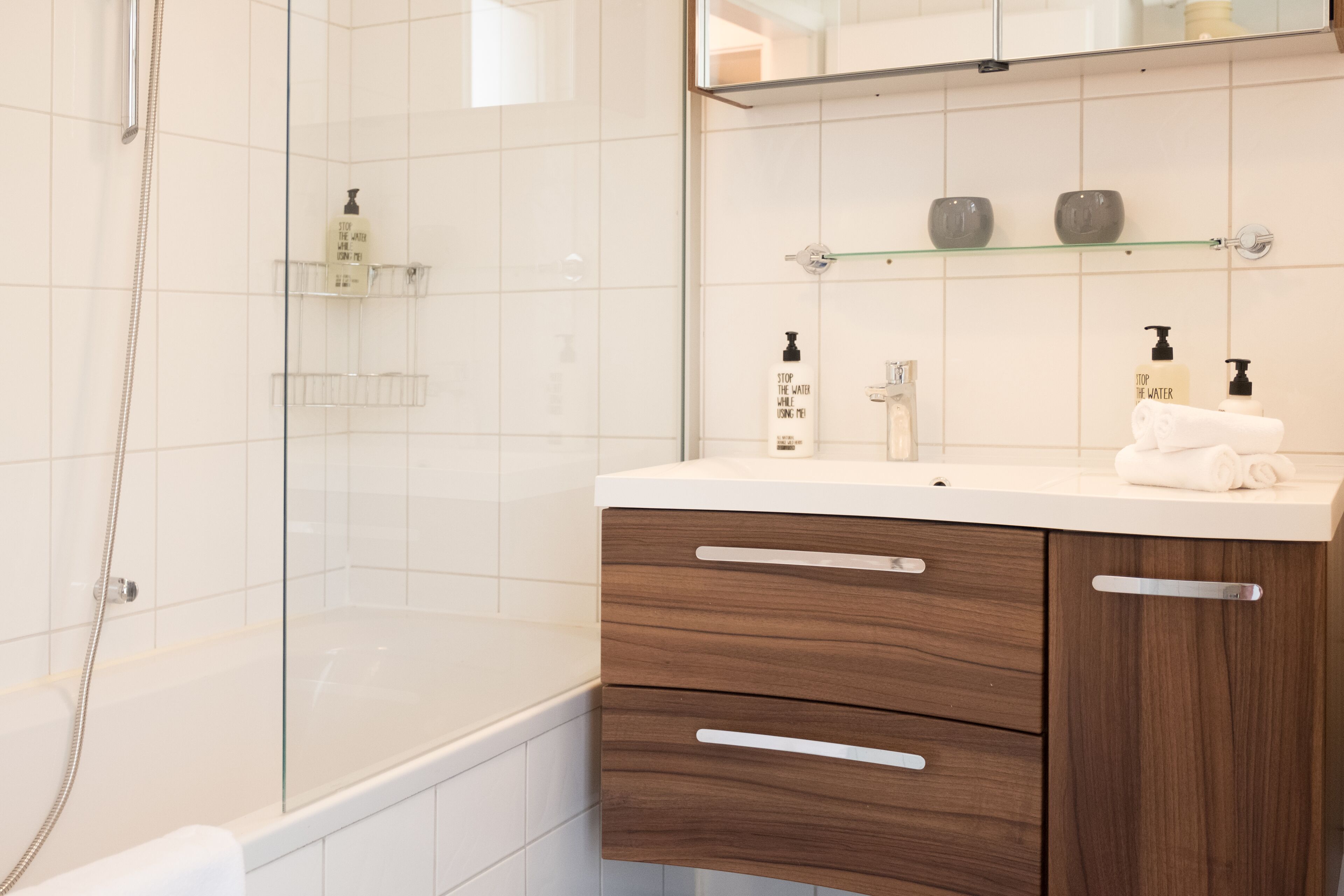 Badewanne, Haartrockner, Handtücher, Shampoo