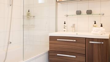 Badewanne, Haartrockner, Handtücher, Shampoo