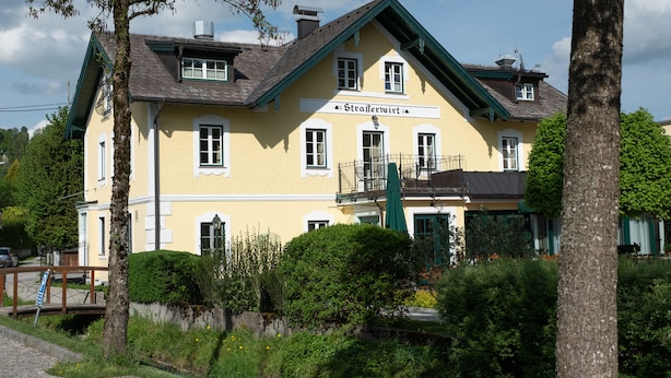 Un edificio giallo con un cartello che riporta la scritta 'Strafermitz'.