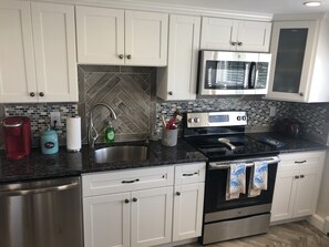 Fridge, microwave, oven, stovetop - "THE PLACE AT SUNRISE BEACH" (Marshfield)