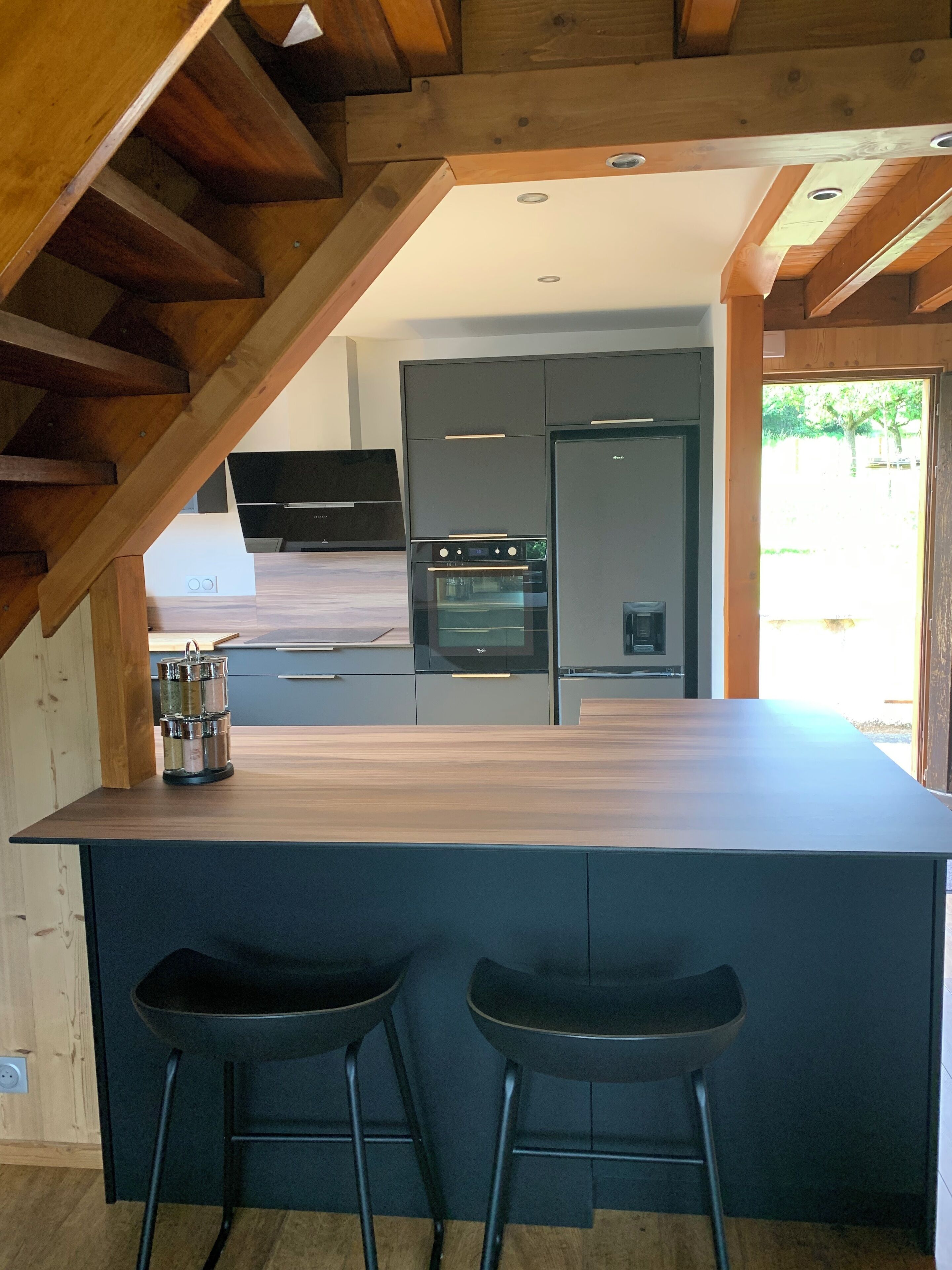 Jääkaappi, mikroaaltouuni, uuni, liesi