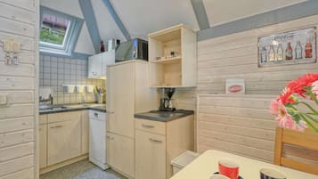 Kühlschrank, Mikrowelle, Herdplatte, Geschirrspüler