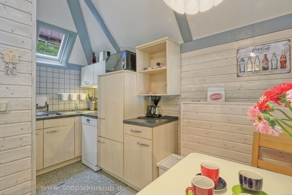 Kühlschrank, Mikrowelle, Herdplatte, Geschirrspüler