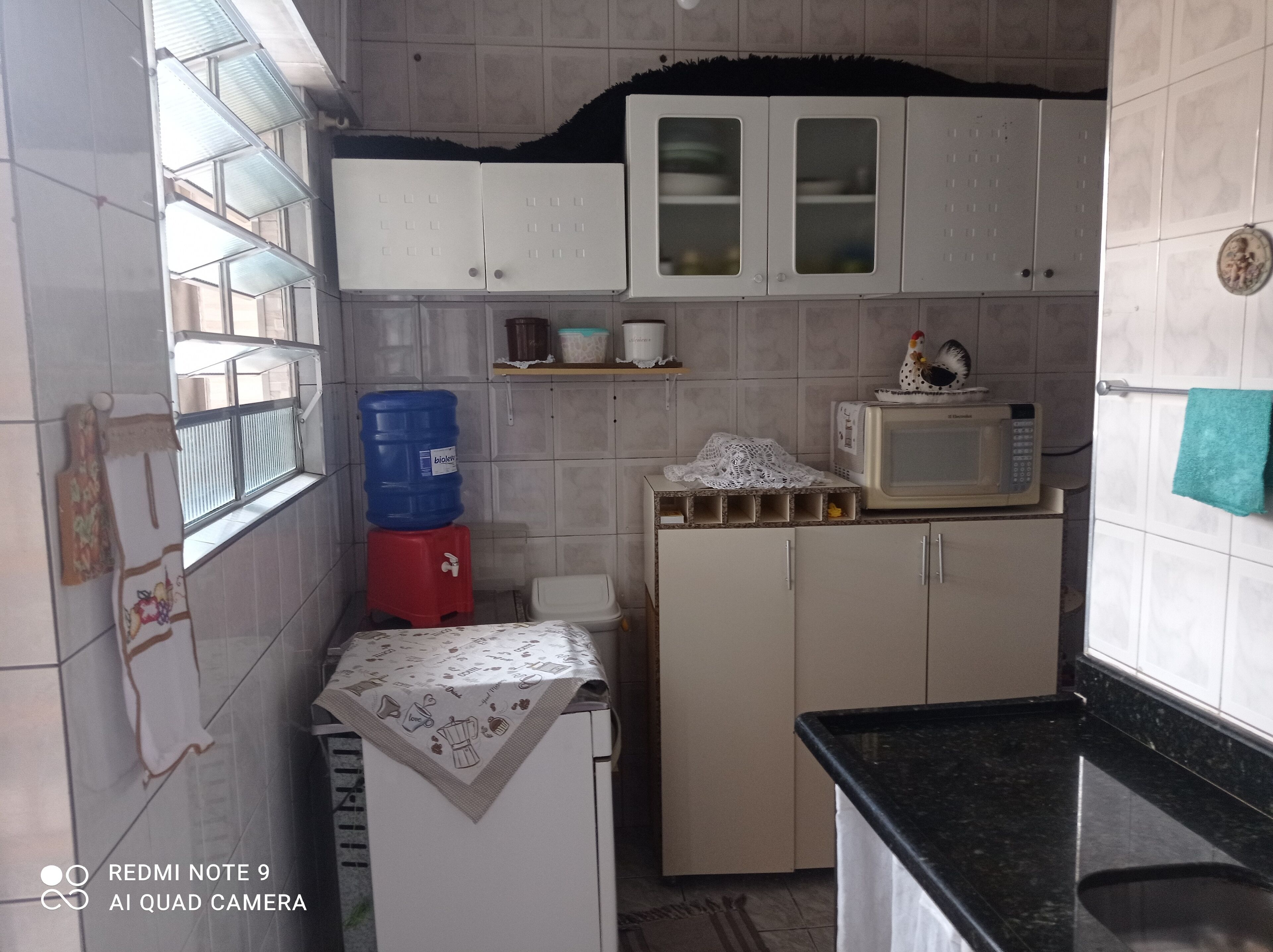 Geladeira, micro-ondas, cooktop, chaleira elétrica
