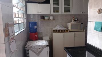 Geladeira, micro-ondas, cooktop, chaleira elétrica