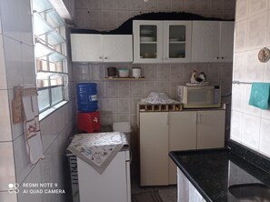 Refrigerador, microondas, placa de cocina, tetera/pava eléctrica