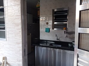 Réfrigérateur, micro-ondes, plaque de cuisson, bouilloire électrique