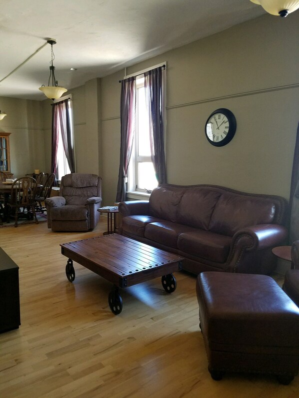 TV, DVD-spiller, bøker og musikkbibliotek