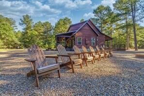 Property grounds - HochaHoma Luxury Cabin-Game Room, Hot Tub, Fire Pit, Shuffleboard! (Broken Bow)