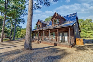 Exterior - HochaHoma Luxury Cabin-Game Room, Hot Tub, Fire Pit, Shuffleboard! (Broken Bow)