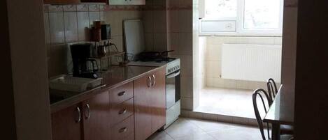 ثلاجة، فرن، موقد طهي مسطح، ماكينة لصنع القهوة/الشاي