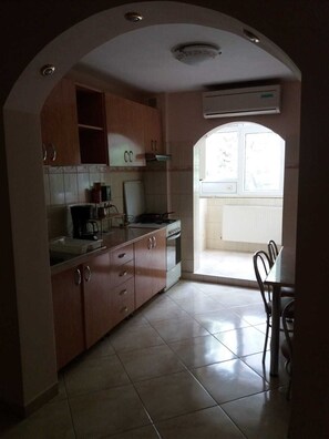 Kühlschrank, Ofen, Herdplatte, Wasserkocher mit Kaffee-/Teezubehör