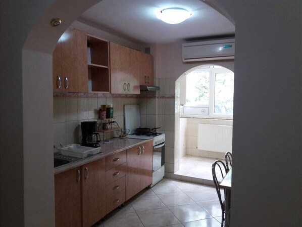 Kühlschrank, Ofen, Herdplatte, Wasserkocher mit Kaffee-/Teezubehör