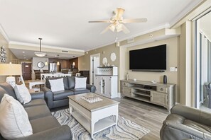 Ein modernes Wohnzimmer mit Sofa, Couchtisch und Fernseher.