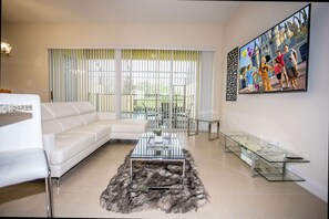 TV, DVD-spiller, stereoanlegg og kontorer