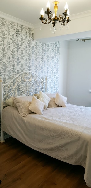 1 slaapkamer, een strijkplank/strijkijzer, wifi, beddengoed