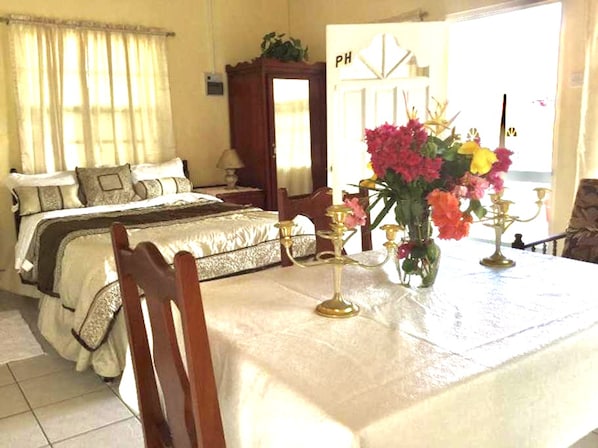 Comfort Room | Hypo-allergenic bedding, free WiFi, bed sheets - Willies Court apartments (St. John)