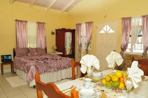 Comfort Room | Hypo-allergenic bedding, free WiFi, bed sheets - Willies Court apartments (St. John)