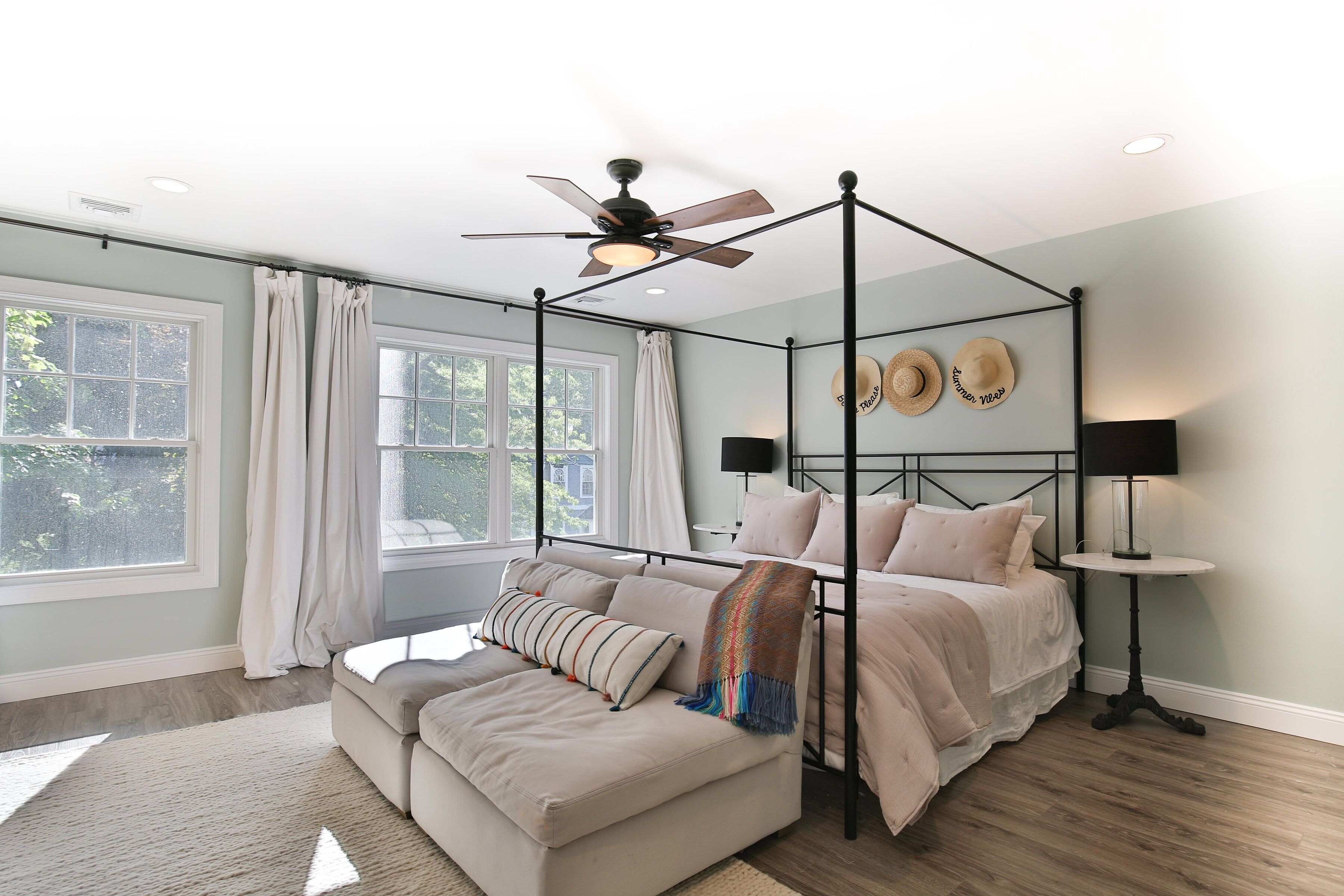 3 soverom, skrivebord, strykejern/-brett og reiseseng for barn