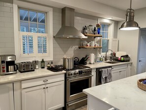 Jääkaappi, mikroaaltouuni, uuni, liesi