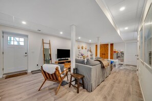 Älytelevisio, takka, videopelejä, kirjoja