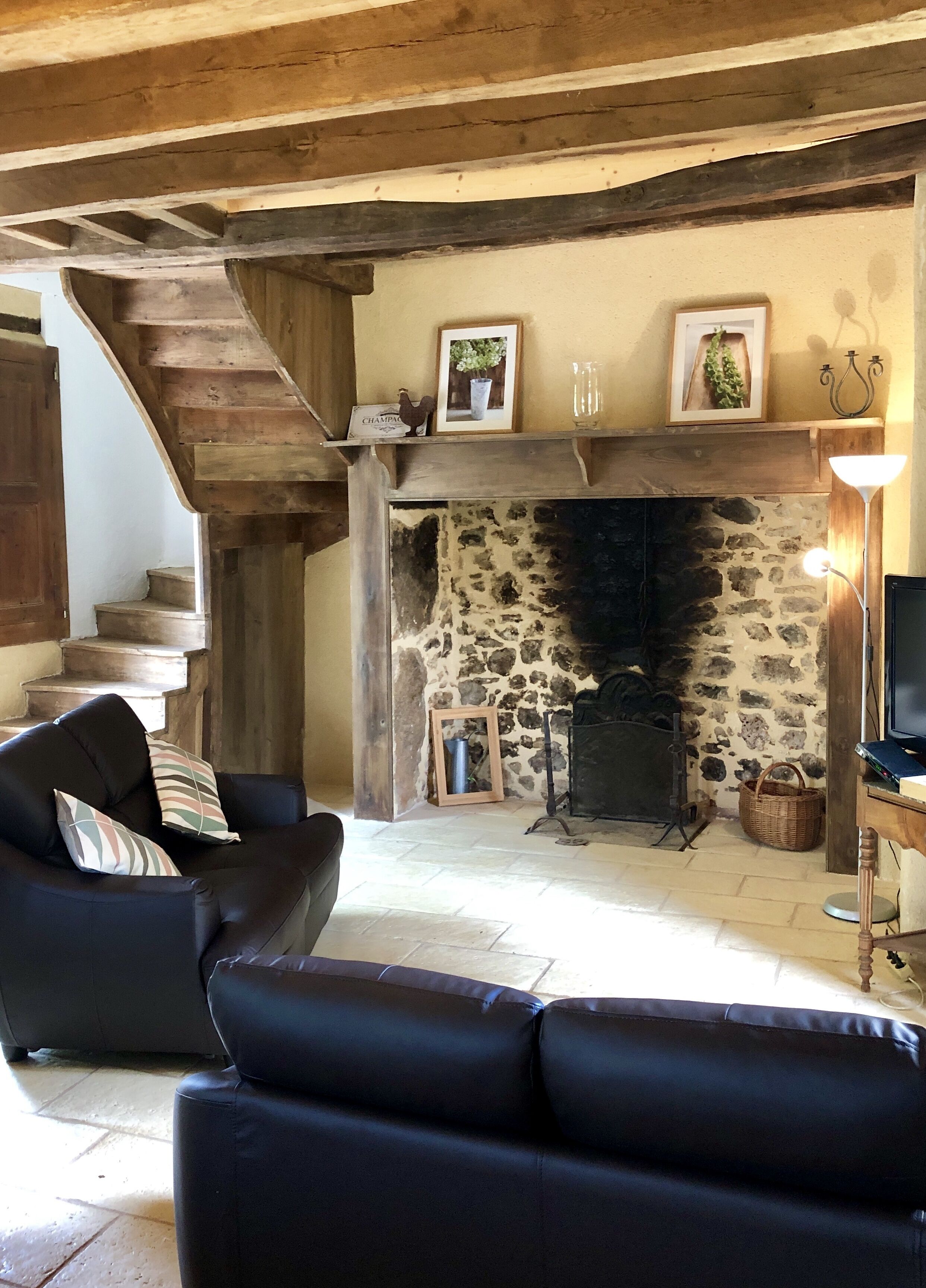 Een televisie en een open haard