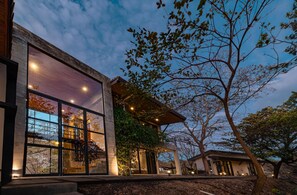 المنشأة من الخارج