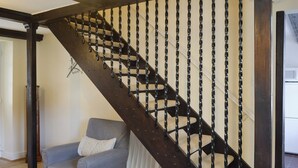 Eine Holztreppe mit dunkler Oberfläche und einem markanten, gedrehten Geländerdesign.