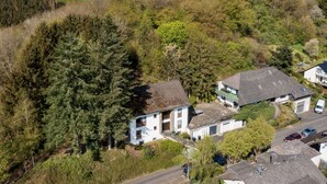 A residential area with houses surrounded by dense trees and a road. - Beautiful apartment for 5 people with WIFI, TV, terrace and pets allowed (Immerath)