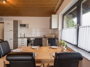 Een microgolfoven, een oven, een vaatwasser
