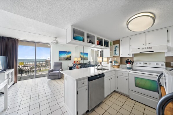 Réfrigérateur, four à micro-ondes, un four, surface de cuisson